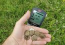 prospecteur nous montrant une boursée de monnaies ancienne trouvé avec son Minelab Equinox