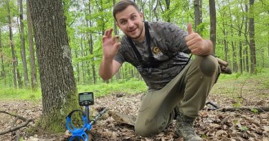 détectoriste heureux d'avoir trouvé un potin gaulois dans une foret avec un bon son