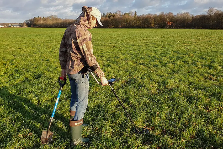 Eurotek pro : notre avis sur ce détecteur de métaux 2 Un détectoriste utilise le détecteur de métaux Eurotek Pro dans une prairie, scrutant attentivement le sol à la recherche de trésors enfouis. Grâce à sa réactivité et à sa capacité à identifier les cibles en profondeur, l'Eurotek Pro lui permet de détecter avec précision les objets métalliques, même dans des terrains légèrement pollués. Le détectoriste ajuste facilement les paramètres du détecteur pour s'adapter aux conditions spécifiques de la prairie, optimisant ainsi chaque recherche.
