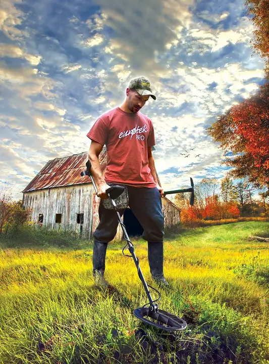 Eurotek pro : notre avis sur ce détecteur de métaux 1 détectoriste qui utilise le détecteur de métaux eurotek pro dans une prairie