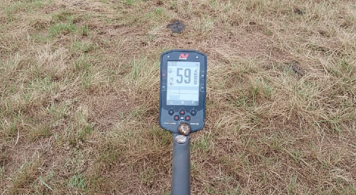 prospecteur qui a trouvé quelques monnaies et merdouilles avec son Equinox 800