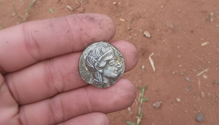 Monnaie antique trouvé dans le désert marocain avec un détecteur de métaux