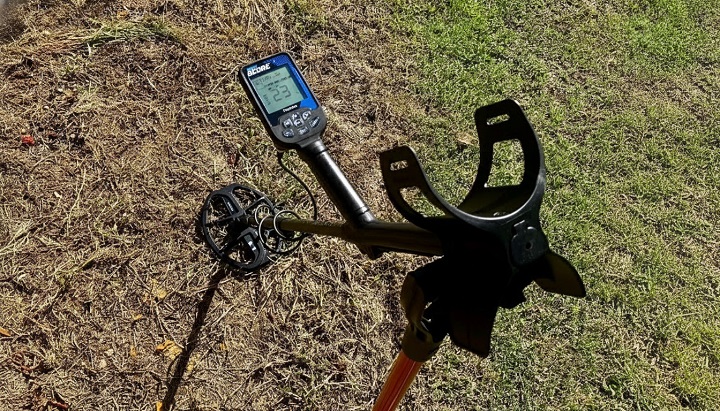 Détection de métaux dans une prairie avec le Nokta Double Score. Le détectoriste utilise cet appareil performant pour la recherche de monnaies, bijoux et autres cibles de valeur en milieu terrestre