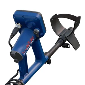 Gros plan arrière de l'unité de contrôle d'un Minelab Gold Monster 2000 avec le texte arabe sur le boîtier bleu, sur fond blanc.