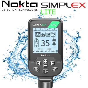 Gros plan du boîtier de commande étanche et de l'écran du détecteur de métaux Nokta Simplex Lite, affichant les modes et entouré d'éclaboussures d'eau.