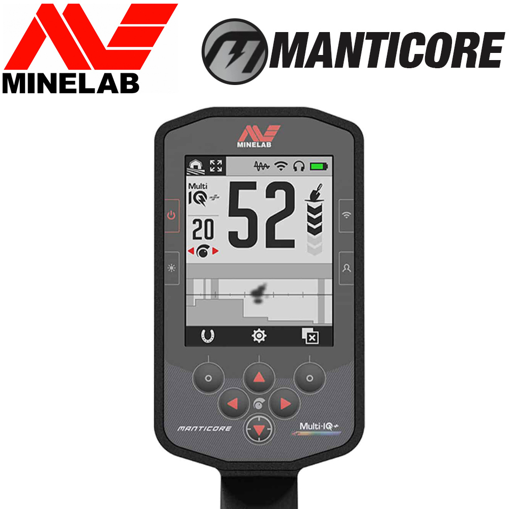 Minelab Manticore 4 Détecteur de métaux Minelab Manticore, vue rapprochée du boîtier de commande avec écran allumé et interface utilisateur.
