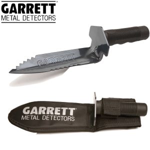 Couteau de fouille Garrett avec lame dentelée et étui de transport pour la détection au sol.