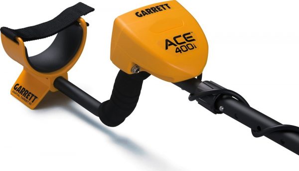 Garrett ACE 400i 4 Détecteur de métaux Garrett ACE 400i monté avec canne réglable et support de bras.