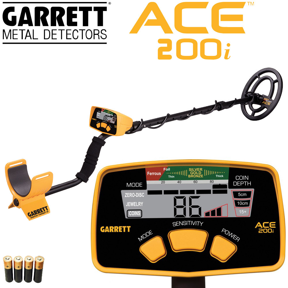 Garrett ACE 200i 1 Présentation complète du détecteur Garrett ACE 200i avec sa canne, son disque concentrique, son interface LCD et les quatre piles fournies.