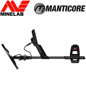 Détecteur de métaux Minelab Manticore complet en vue latérale sur fond blanc, avec tête de recherche et accoudoir.
