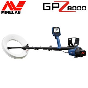Détecteur d'or Minelab GPZ 8000 avec son disque de détection toroïdal blanc de profil sur fond blanc.