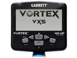 Garrett Vortex VX5 2 Gros plan détaillé de l'écran LCD noir et blanc du détecteur de métaux Garrett Vortex VX5 MD-MF, montrant l'interface et les boutons de commande.