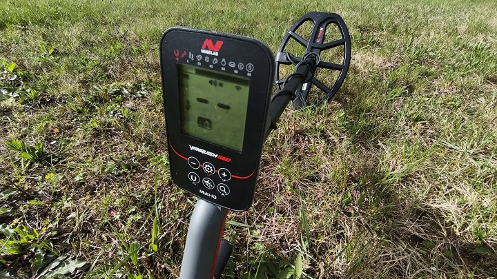 Minelab Vanquish 560 5 Gros plan sur l'écran LCD et le boîtier de contrôle du détecteur Minelab Vanquish 560 affichant l'interface de la technologie Multi-IQ.