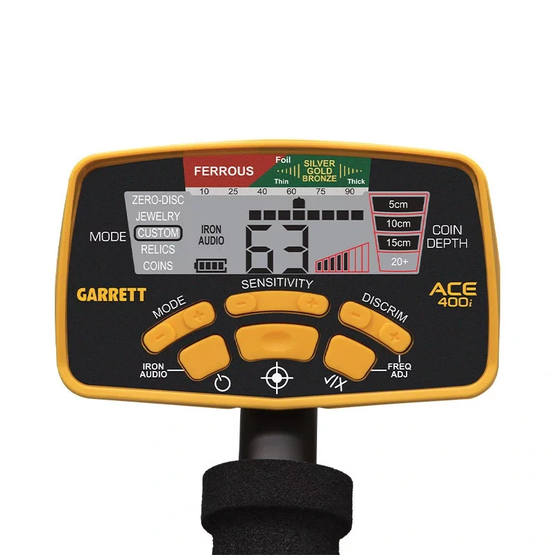 Garrett ACE 400i 3 Interface LCD du détecteur Garrett ACE 400i avec affichage numérique de la cible et réglages de sensibilité.