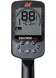 Minelab Equinox 700 4 Écran LCD rétroéclairé du détecteur Minelab Equinox 700 affichant l'indice de conductivité et le mode Multi-IQ.