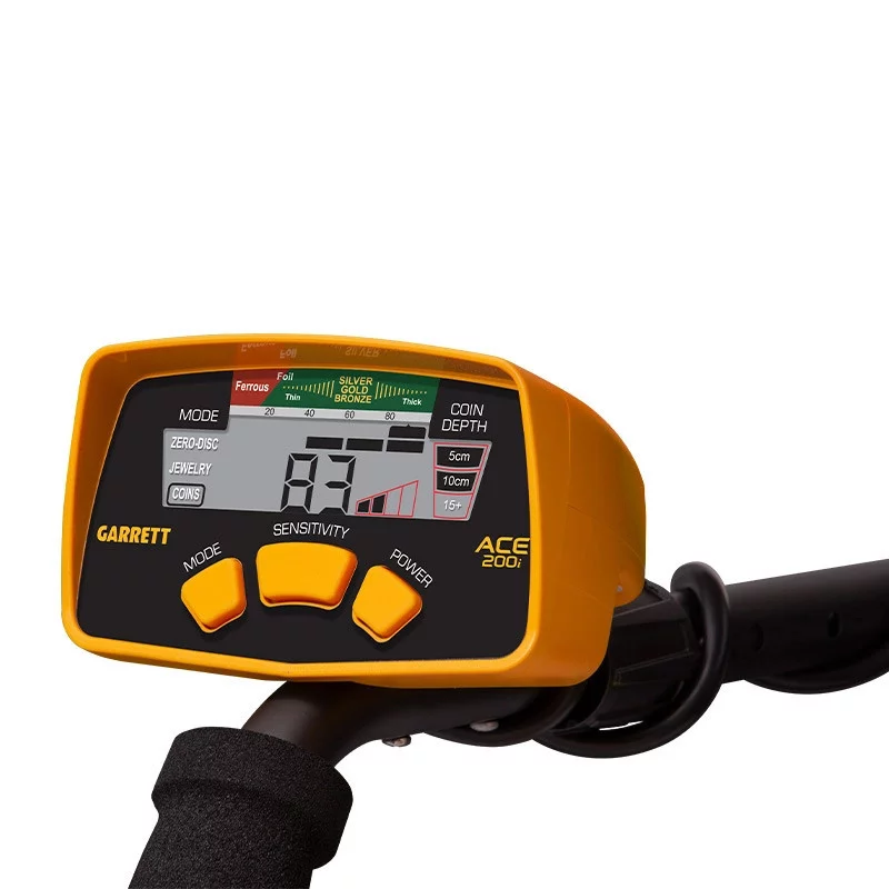 Garrett ACE 200i 2 Gros plan sur le boîtier de contrôle du détecteur Garrett ACE 200i avec son écran LCD affichant l'indice numérique de conductivité.