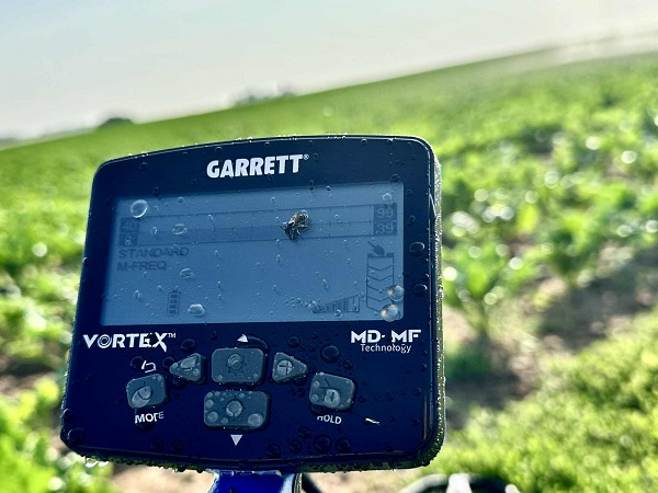 Garrett Vortex VX7 5 Écran LCD étanche du Garrett Vortex VX7 affichant la technologie multifréquence MD-MF sur le terrain.