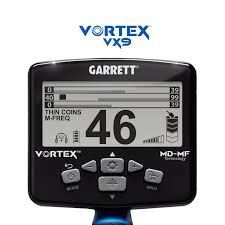 Garrett Vortex VX9 2 Gros plan détaillé du boîtier de commande du détecteur de métaux Garrett Vortex VX9, affichant l'écran LCD avec le chiffre 46, les icônes de mode 'Thin Coins' et 'M-Freq', et les boutons de contrôle, sur un fond blanc isolé.