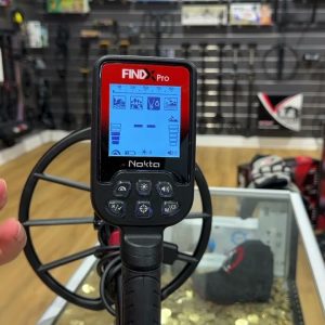 Écran LCD rétroéclairé du détecteur Nokta FindX Pro affichant l'interface utilisateur et les programmes prédéfinis.