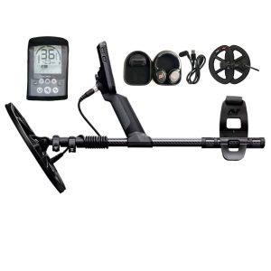 Équipement Minelab Equinox 900 sur canne télescopique avec casque sans fil et second disque de détection