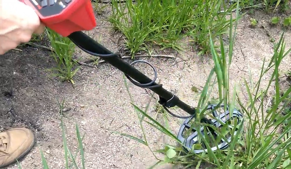 Minelab Vanquish 440 : test et avis sur le terrain 4 Balayage au ras du sol avec le disque V10 DD du Minelab Vanquish 440 lors d'un test en milieu herbeux
