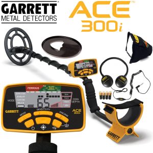 Détecteur Garrett ACE 300i présenté avec son casque audio, son protège-disque, sa housse de pluie et ses piles