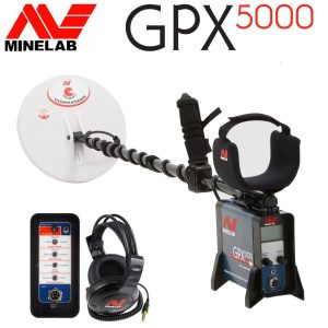 Pack complet du détecteur Minelab GPX 5000 avec son disque Double-D Commander, le casque Koss et le détail du panneau de commande.