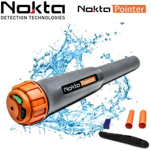 Pack complet de l'équipement NoktaPointer étanche avec éclaboussures d'eau, incluant le holster, la pile 9V et les deux coques de protection rigides.