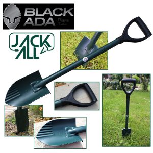 Pelle de détection Black Ada JACKALL avec lame dentée et manche renforcé.