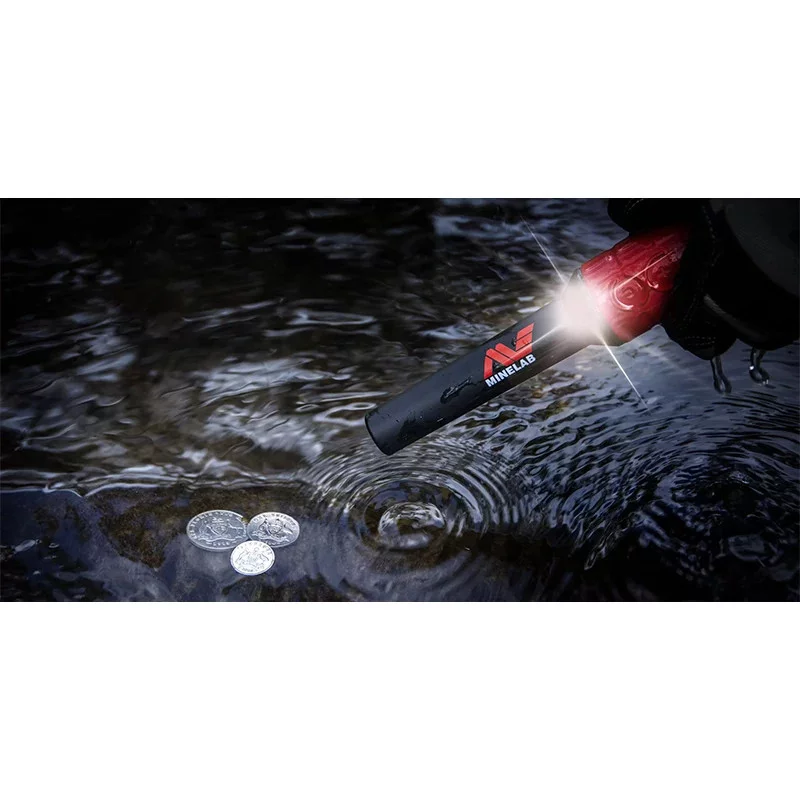 Minelab Pro-find 40 2 Pinpointer étanche Minelab Pro-Find 40 utilisé en milieu aquatique avec sa lampe LED pour localiser des pièces de monnaie.