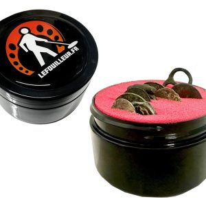 Boîte à trouvailles LeFouilleur fermée avec logo et ouverte avec sa mousse rose contenant des monnaies anciennes sécurisées.