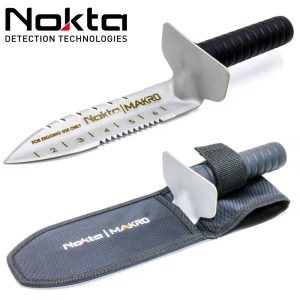 Couteau de fouille Nokta Makro avec lame graduée dentelée et son holster de ceinture gris.