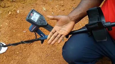 Minelab Gold Monster 1000 : Test et avis sur le terrain 2 Détecteur Minelab Gold Monster 1000 et petite pépite d'or natif trouvée sur sol minéralisé