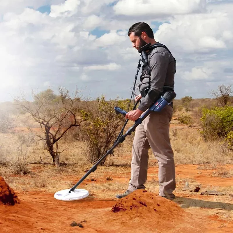 Prospecteur utilisant le détecteur Minelab GPZ 7000 équipé du harnais Pro-Swing 45 sur sol rouge minéralisé