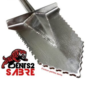 Gros plan sur la lame en acier inoxydable et les soudures renforcées de la pelle de détection Dents 2 Sabre finition petites dents.