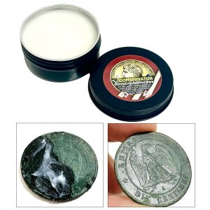 Pot métallique de cire microcristalline Conservator ouvert montrant la pâte blanche de protection à côté de son couvercle noir.