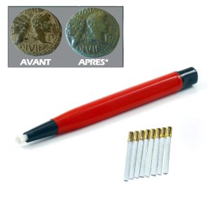 Stylo gratte-brosse en fibre de verre avec huit recharges et résultat avant après sur une monnaie romaine patinée.