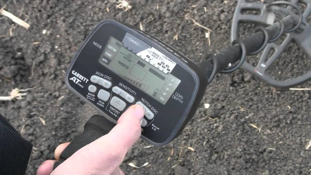 Garrett AT Pro : Avis et test sur le terrain 2 Ajustement des réglages de sensibilité et de discrimination sur le boîtier de commande du Garrett AT Pro.